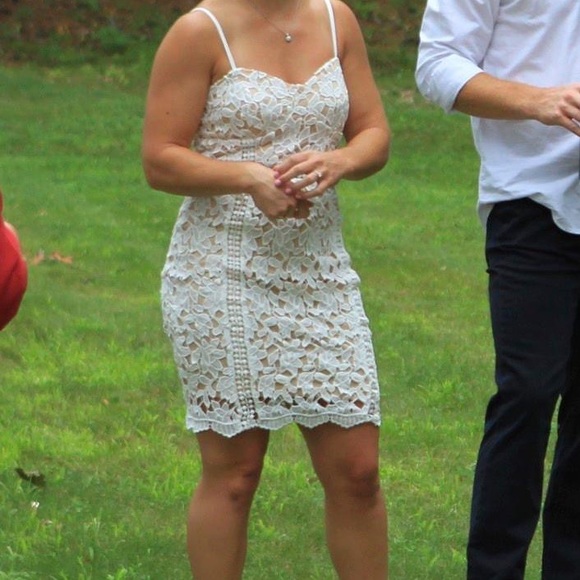 Lulu’s white lace dress - Picture 3 of 5